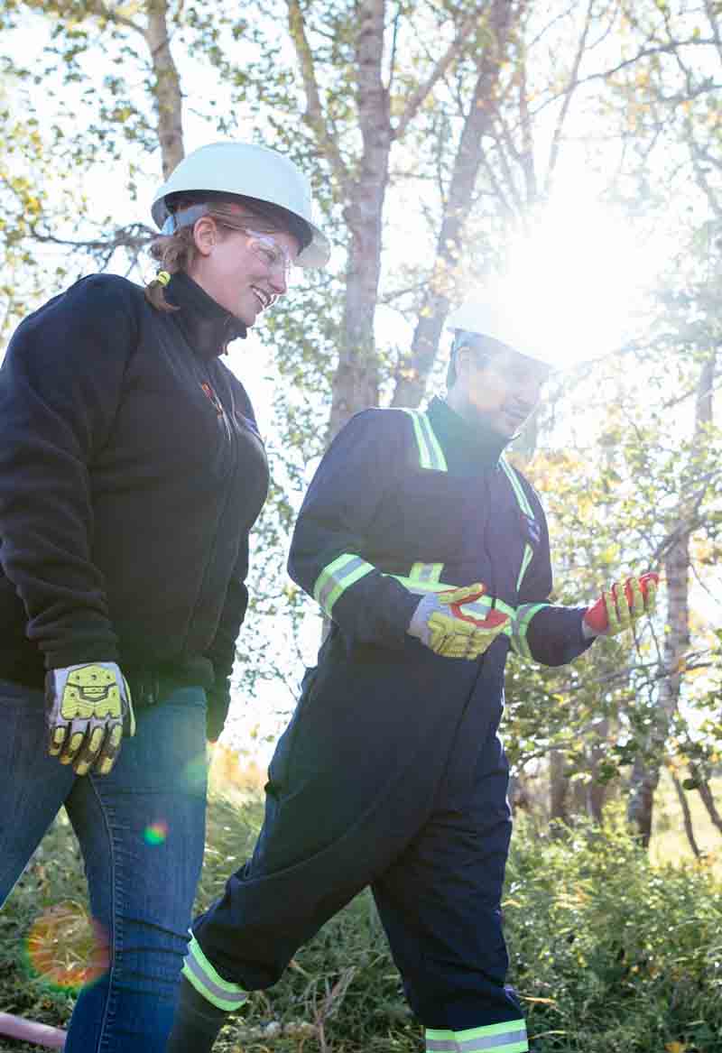 Deux inspecteurs de la Régie sur le terrain 