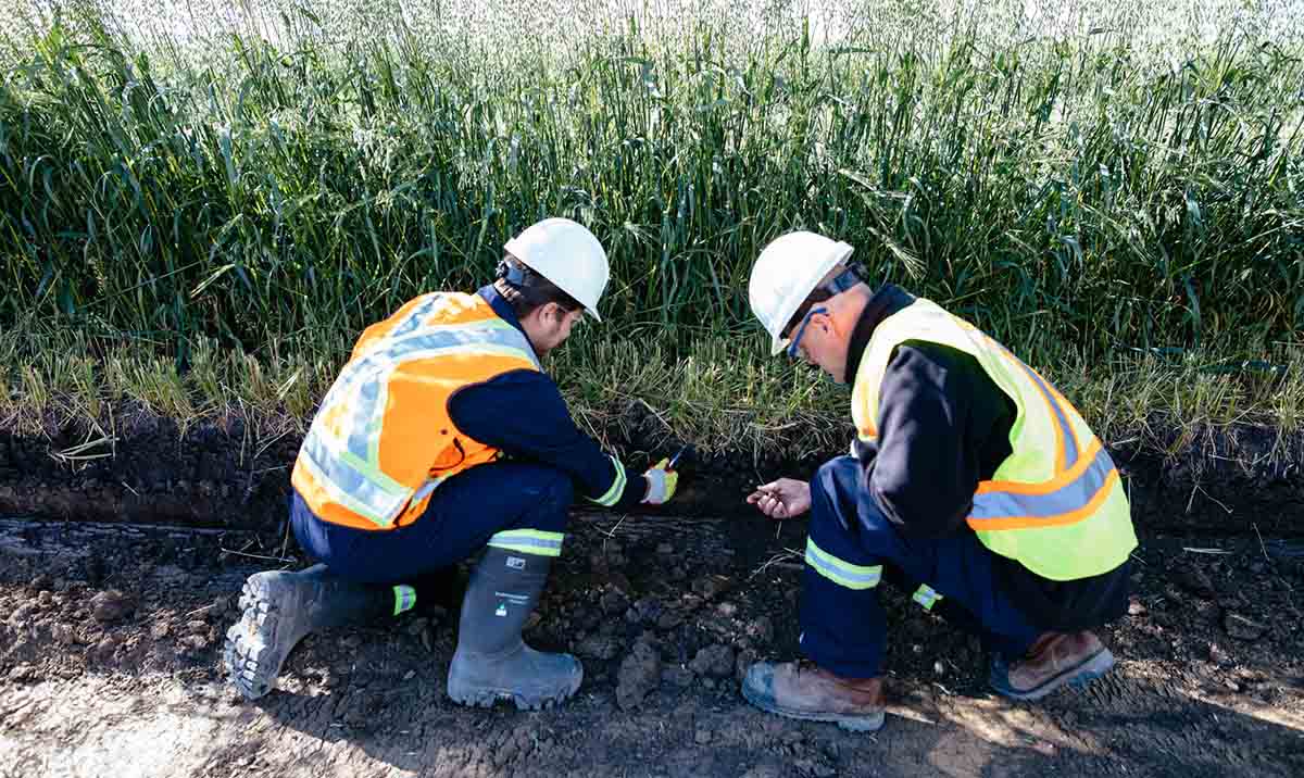 Deux inspecteurs de la Régie à genoux pour inspecter le sol