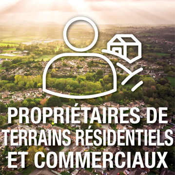 Pictogramme de propriétaire foncier superposé à une image illustrant une vue aérienne d’un milieu résidentiel rural – Propriétaires de terrains résidentiels et commerciaux